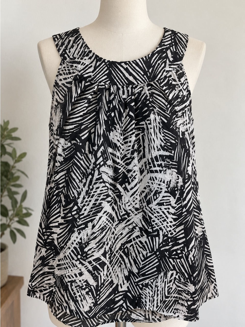 Notations Black and White Abstract Print Sleeveless Camisole